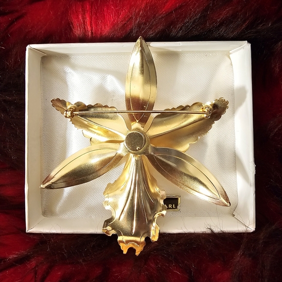 Vintage Elegant Gold Tone Botannical Flower Brooch Pin Pearl Accents in Box - Picture 3 of 4